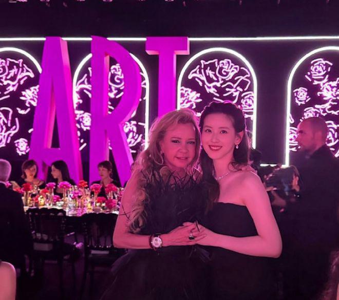 章泽天带女儿地中海度假 年薪百万家教随行照顾