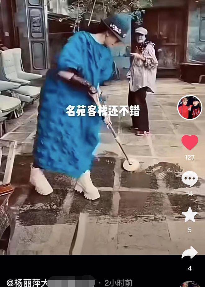 杨丽萍回家看母亲，十指长甲拖把都拿不稳，踩恨天高像走秀