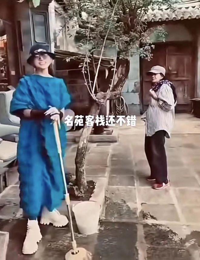 杨丽萍回家看母亲，十指长甲拖把都拿不稳，踩恨天高像走秀