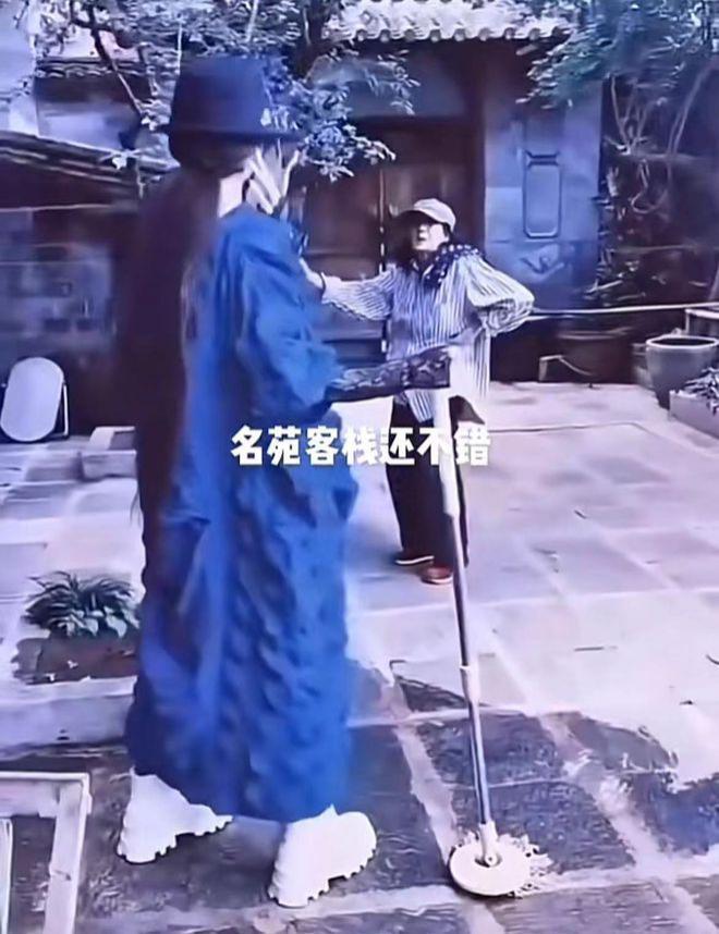 杨丽萍回家看母亲，十指长甲拖把都拿不稳，踩恨天高像走秀