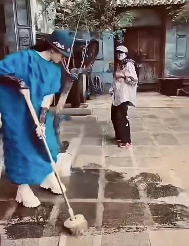 杨丽萍回家看母亲，十指长甲拖把都拿不稳，踩恨天高像走秀