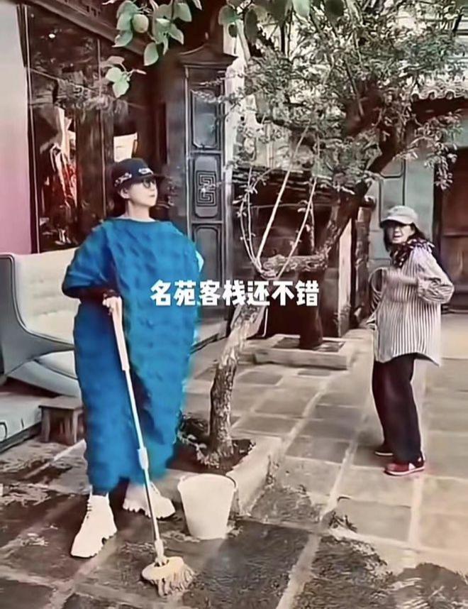杨丽萍回家看母亲，十指长甲拖把都拿不稳，踩恨天高像走秀