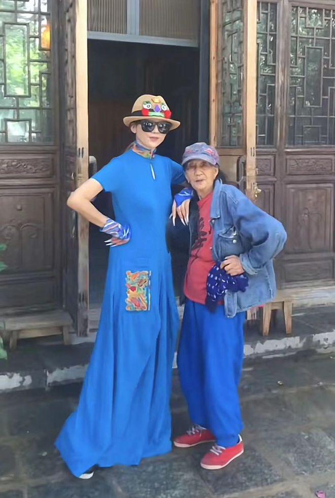 杨丽萍回家看母亲，十指长甲拖把都拿不稳，踩恨天高像走秀