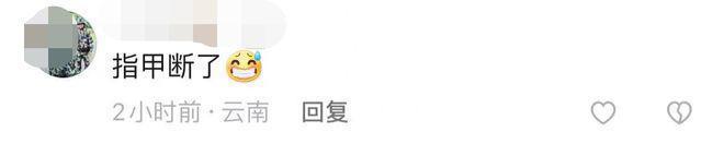 杨丽萍回家看母亲，十指长甲拖把都拿不稳，踩恨天高像走秀