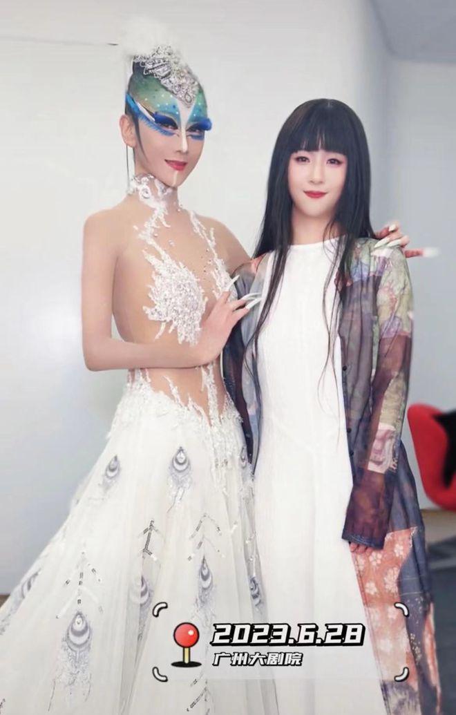杨丽萍回家看母亲，十指长甲拖把都拿不稳，踩恨天高像走秀