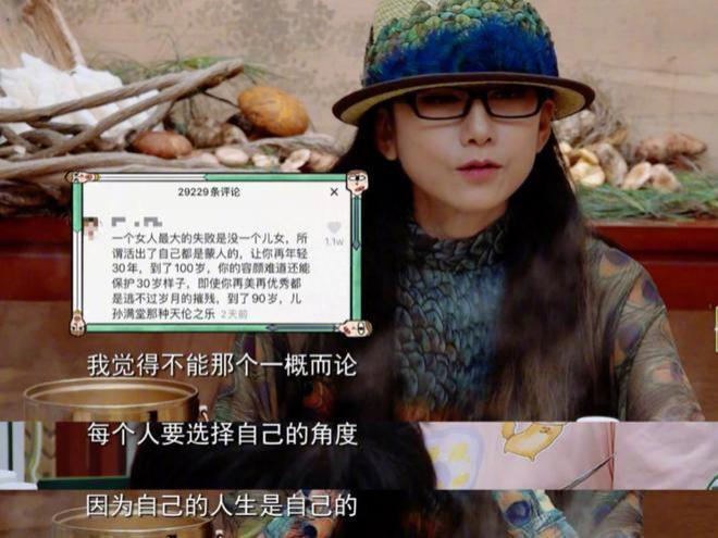 杨丽萍回家看母亲，十指长甲拖把都拿不稳，踩恨天高像走秀