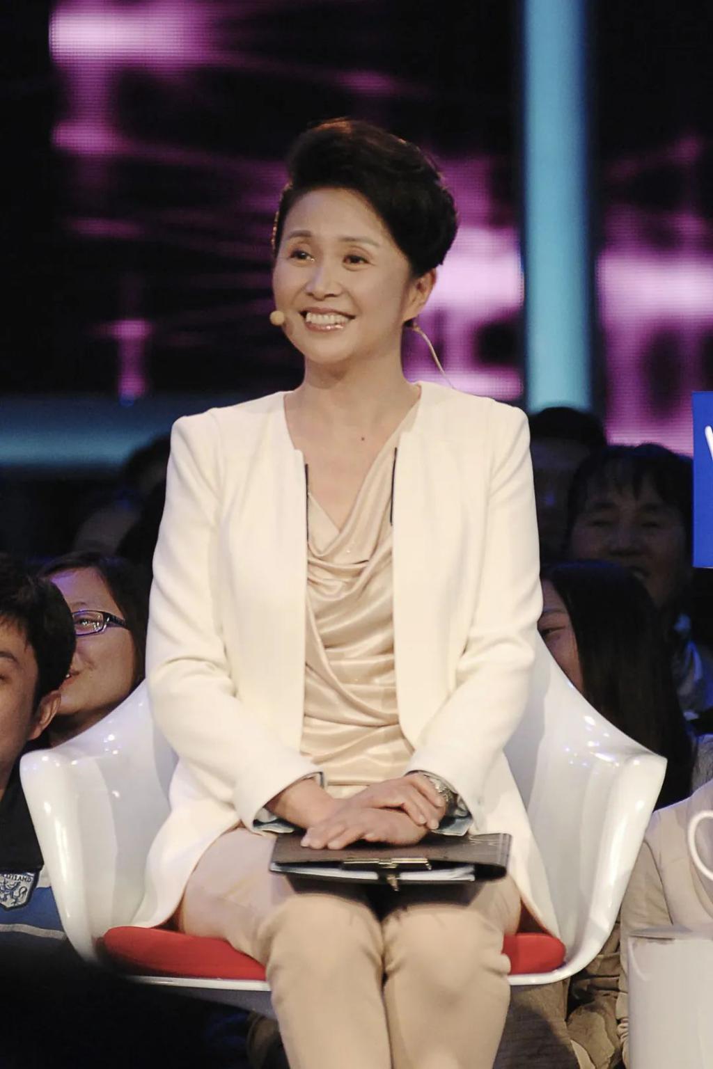 非诚勿扰黄菡当婚礼证婚人，走路踉跄苍老，住千万别墅带外孙