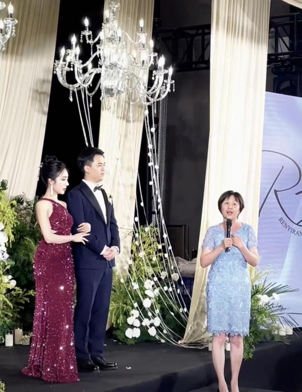 非诚勿扰黄菡当婚礼证婚人，走路踉跄苍老，住千万别墅带外孙