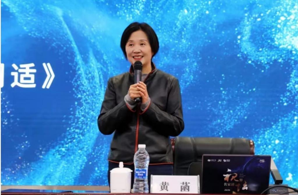 非诚勿扰黄菡当婚礼证婚人，走路踉跄苍老，住千万别墅带外孙