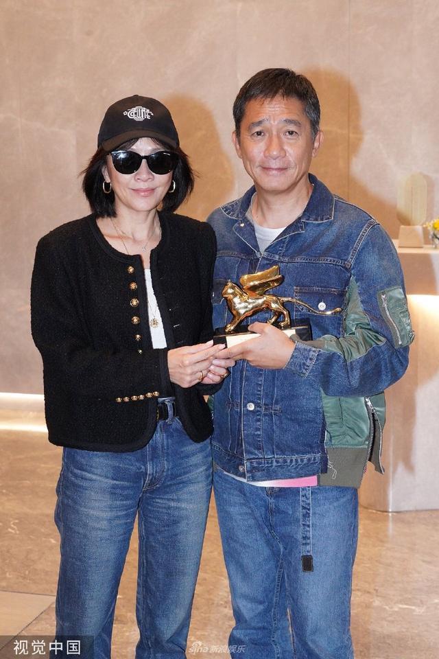 梁朝伟刘嘉玲结束威尼斯电影节行程返港 手捧奖杯心情靓