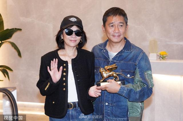 梁朝伟刘嘉玲结束威尼斯电影节行程返港 手捧奖杯心情靓