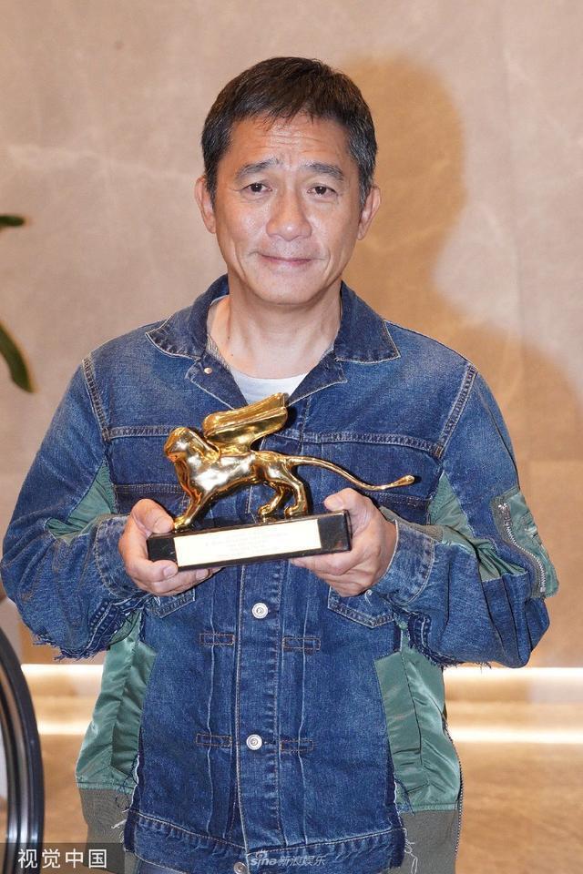 梁朝伟刘嘉玲结束威尼斯电影节行程返港 手捧奖杯心情靓