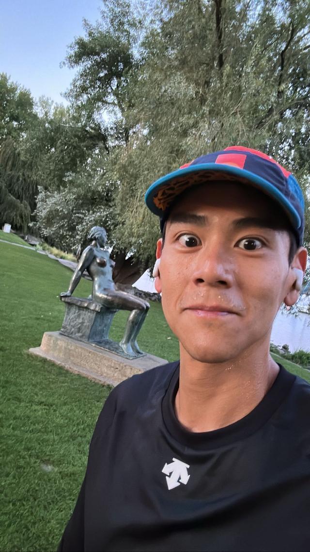 路人日本偶遇彭于晏 与素人拍照状态好