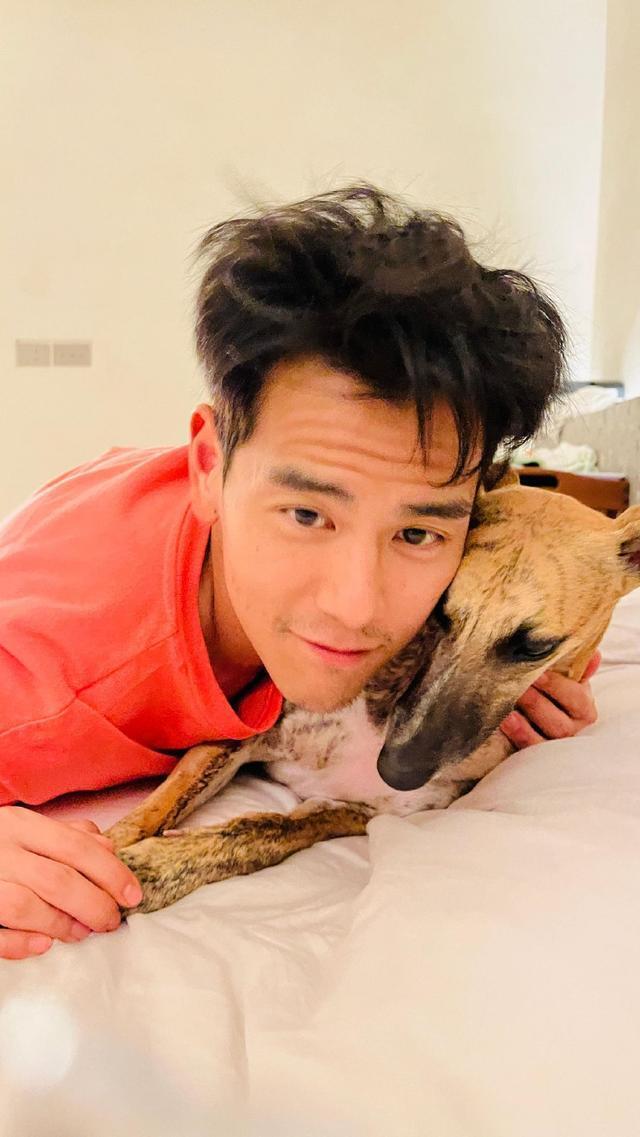 路人日本偶遇彭于晏 与素人拍照状态好