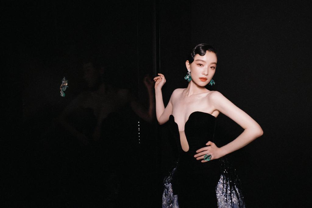 倪妮出席活动 深V礼服配珠宝美出新高度
