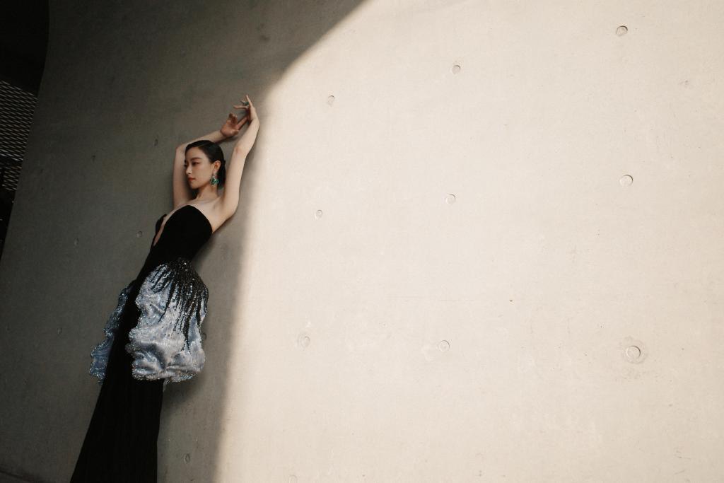 倪妮出席活动 深V礼服配珠宝美出新高度