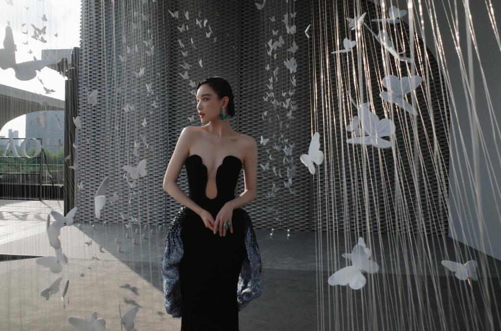 倪妮出席活动 深V礼服配珠宝美出新高度