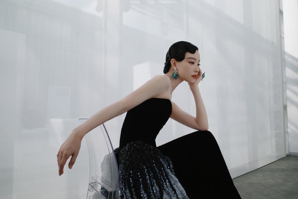 倪妮出席活动 深V礼服配珠宝美出新高度