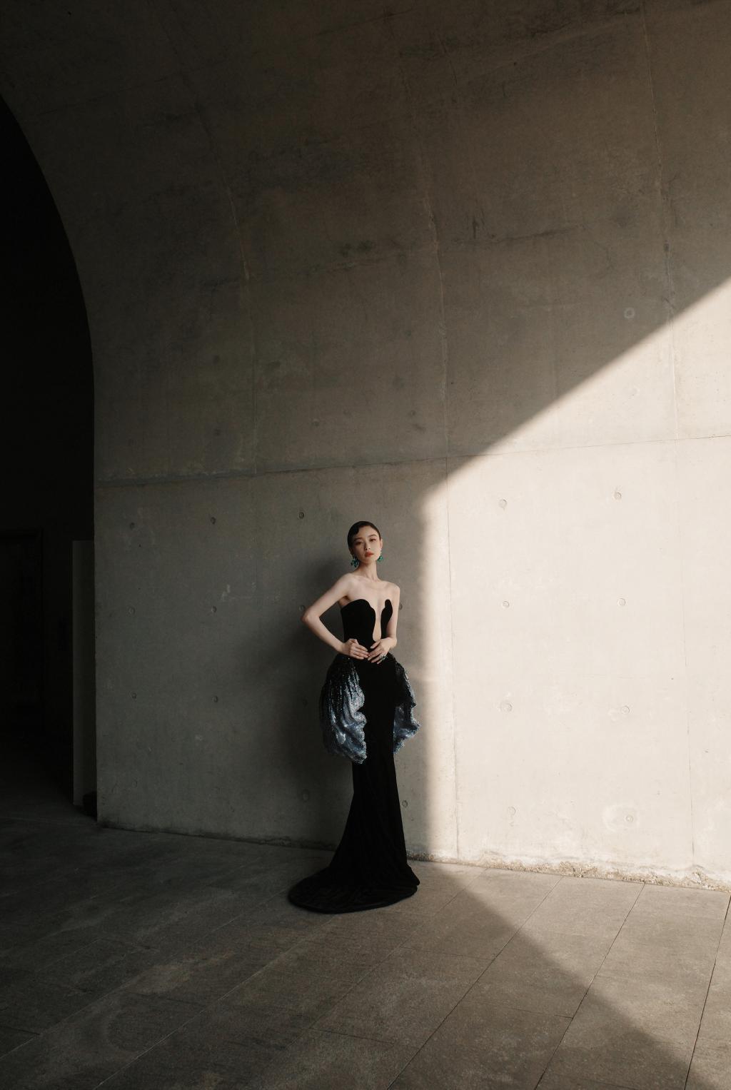 倪妮出席活动 深V礼服配珠宝美出新高度