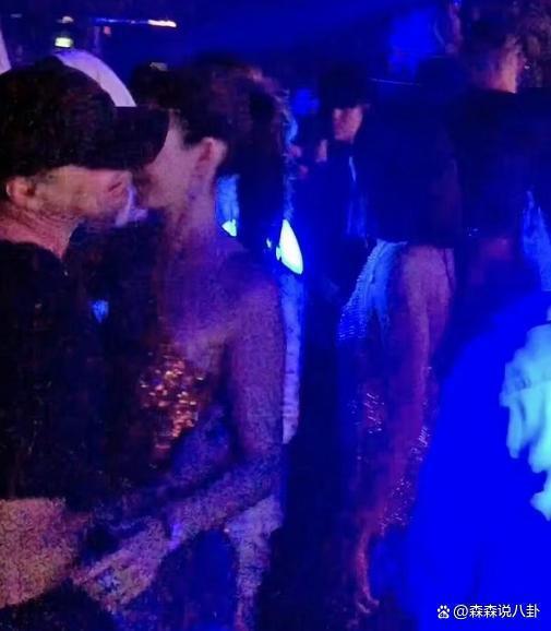 小李子新恋情曝光，女友被曝已结婚，二人夜店激吻爱得火热