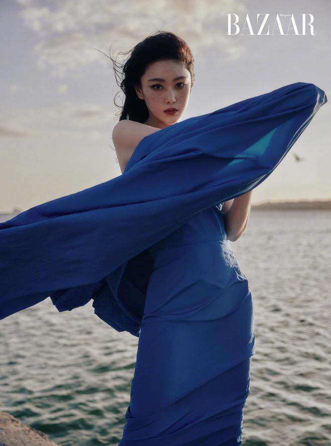 张馨予登《时尚芭莎》封面，穿透视连衣裙，大秀傲人身材