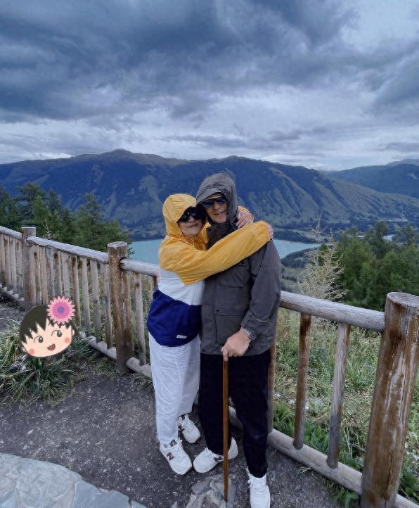 沈腾让姐姐带父母旅行，沈爸沈妈搂脖牵手合影，比小年轻还甜