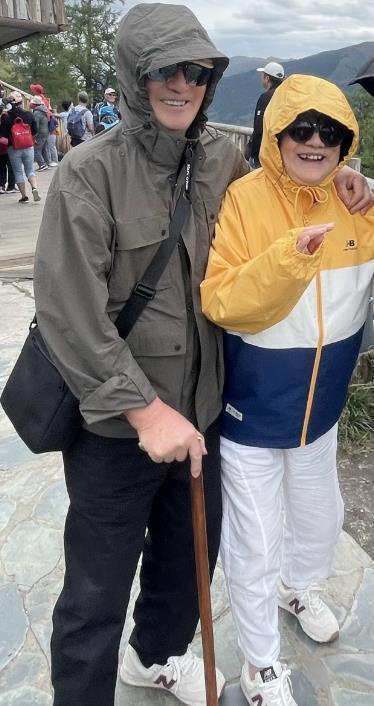 沈腾让姐姐带父母旅行，沈爸沈妈搂脖牵手合影，比小年轻还甜