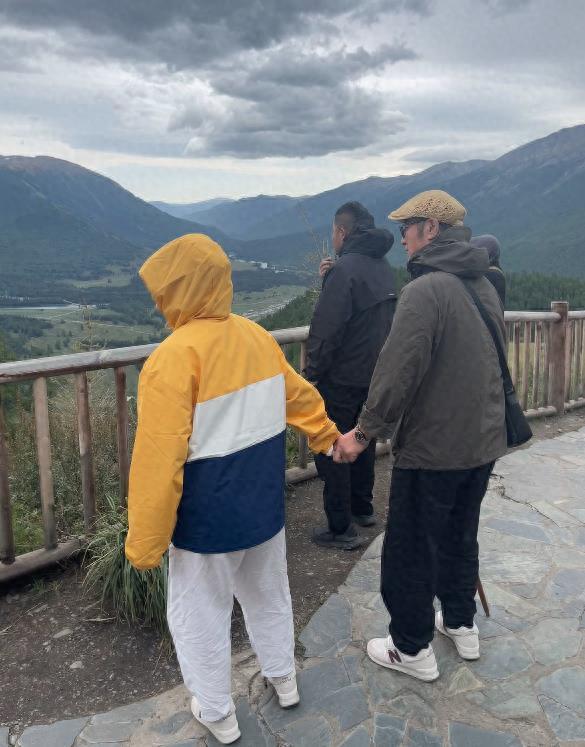 沈腾让姐姐带父母旅行，沈爸沈妈搂脖牵手合影，比小年轻还甜