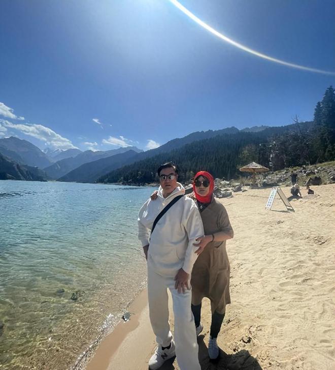 沈腾让姐姐带父母旅行，沈爸沈妈搂脖牵手合影，比小年轻还甜