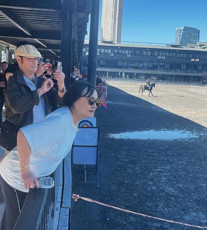 沈腾让姐姐带父母旅行，沈爸沈妈搂脖牵手合影，比小年轻还甜