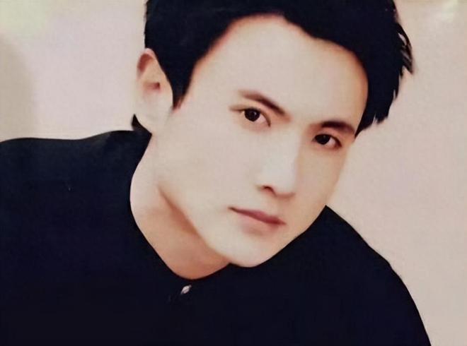 沈腾让姐姐带父母旅行，沈爸沈妈搂脖牵手合影，比小年轻还甜