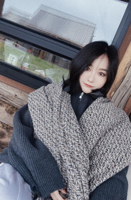 沈腾让姐姐带父母旅行，沈爸沈妈搂脖牵手合影，比小年轻还甜