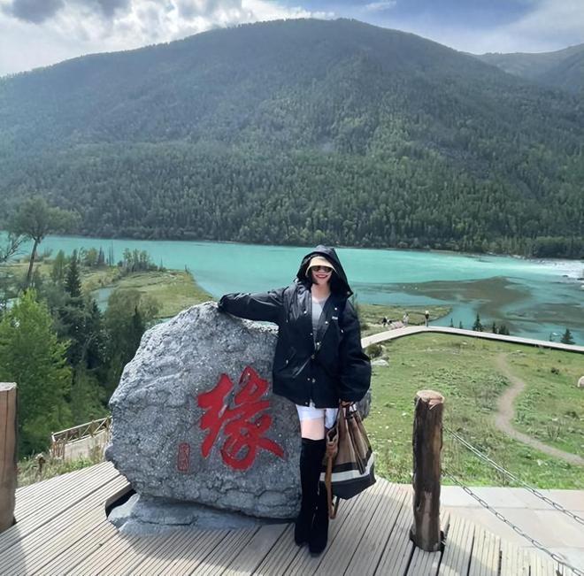 沈腾让姐姐带父母旅行，沈爸沈妈搂脖牵手合影，比小年轻还甜