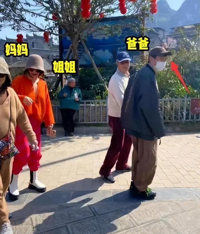 沈腾让姐姐带父母旅行，沈爸沈妈搂脖牵手合影，比小年轻还甜