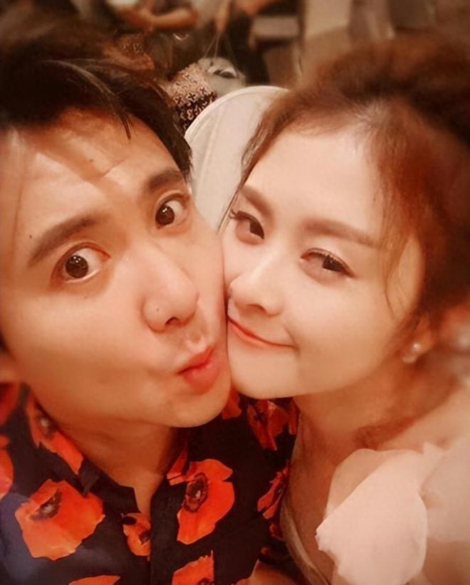 沈腾让姐姐带父母旅行，沈爸沈妈搂脖牵手合影，比小年轻还甜