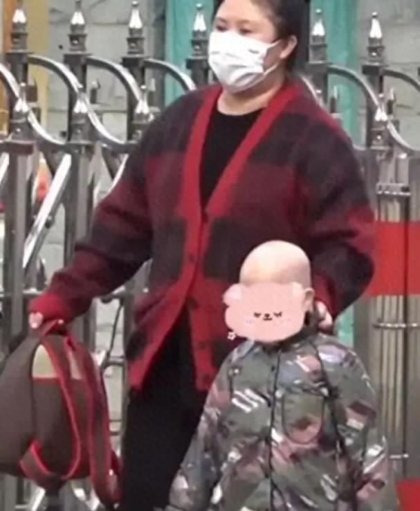 沈腾让姐姐带父母旅行，沈爸沈妈搂脖牵手合影，比小年轻还甜