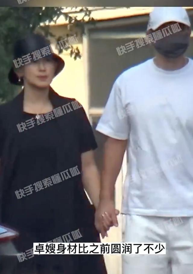 赵文卓和老婆出街被拍 张丹露着黑色长裙小肚微微隆起