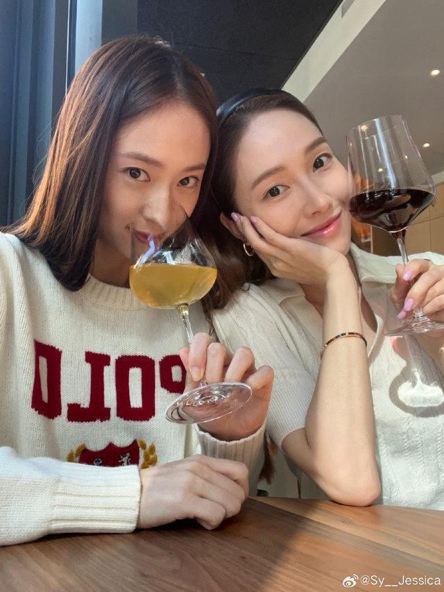 郑秀妍分享与妹妹郑秀晶合照 两人拿红酒杯贴贴好养眼