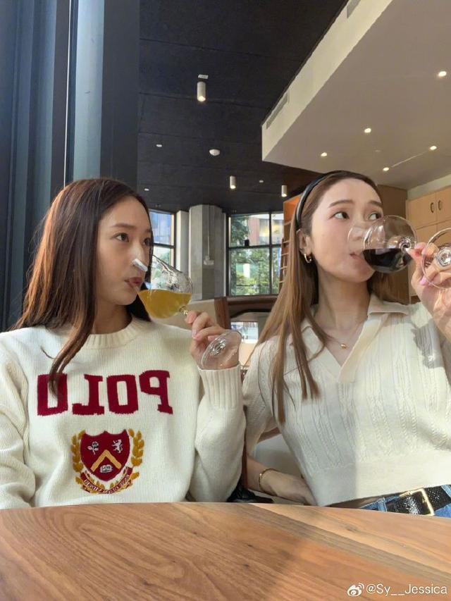 郑秀妍分享与妹妹郑秀晶合照 两人拿红酒杯贴贴好养眼