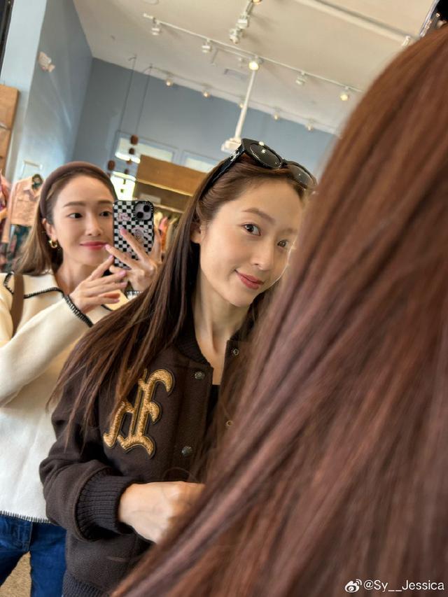 郑秀妍分享与妹妹郑秀晶合照 两人拿红酒杯贴贴好养眼