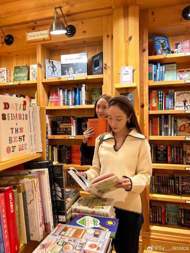 郑秀妍分享与妹妹郑秀晶合照 两人拿红酒杯贴贴好养眼