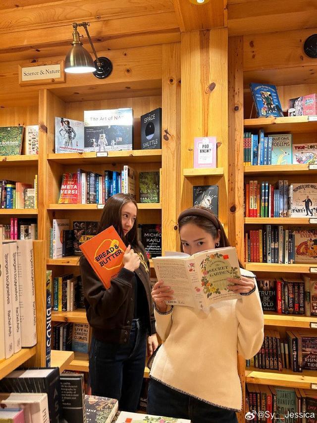 郑秀妍分享与妹妹郑秀晶合照 两人拿红酒杯贴贴好养眼