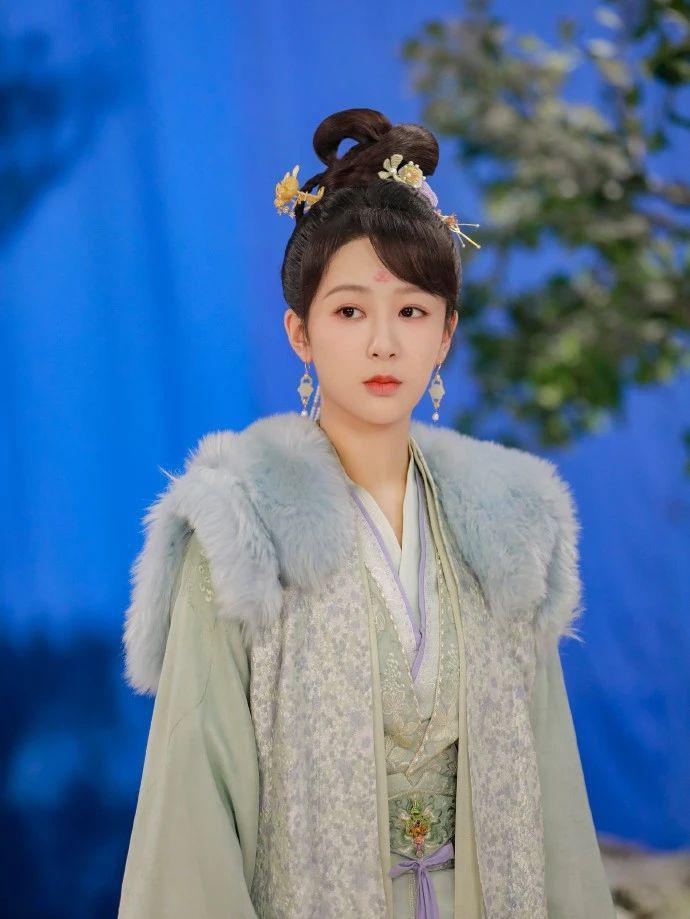 公开抢一线小花男友！剧组暧昧，活该被骂？