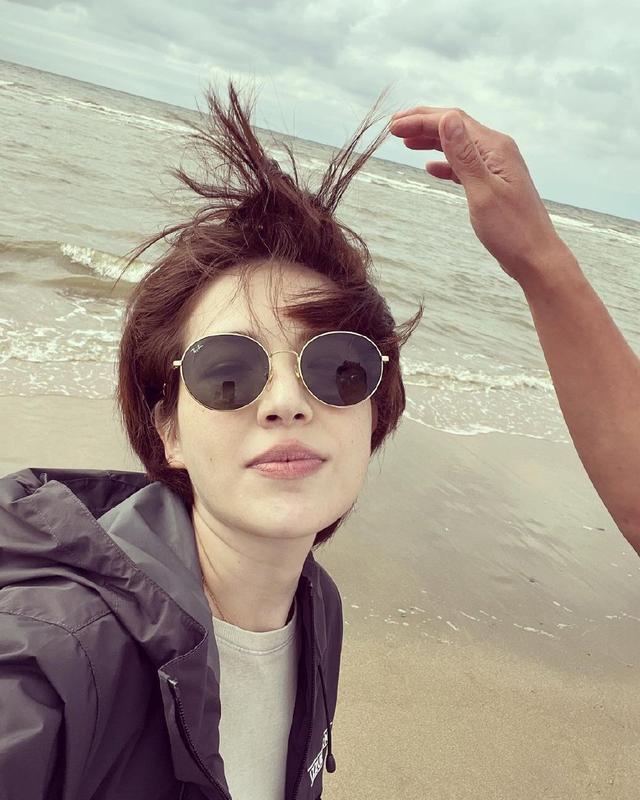 偷偷秀恩爱！许玮甯晒自拍照 墨镜里现邱泽好恩爱