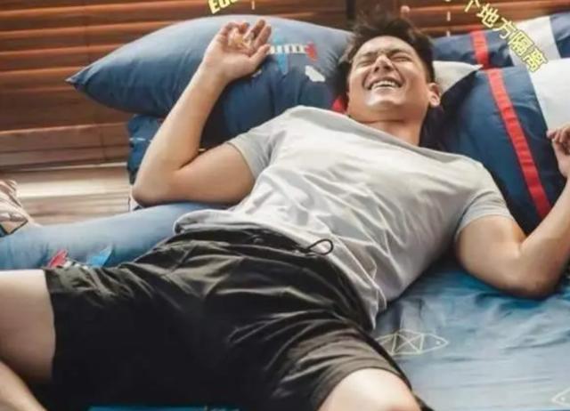 彭于晏现身日本被偶遇，素面朝天没架子，很有少年感