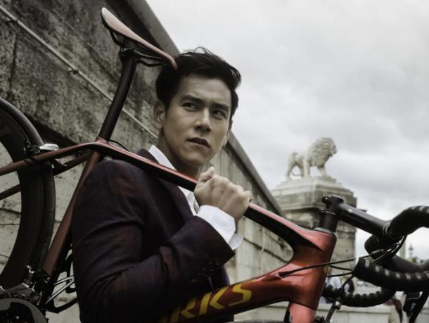 彭于晏现身日本被偶遇，素面朝天没架子，很有少年感