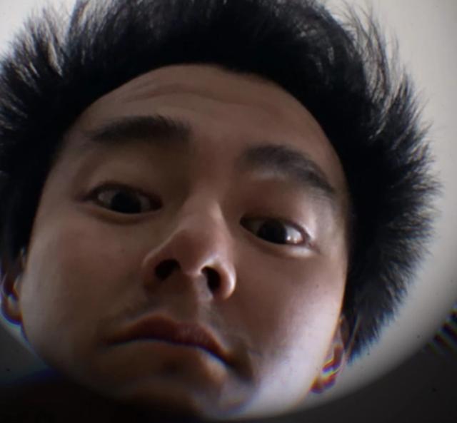 彭于晏现身日本被偶遇，素面朝天没架子，很有少年感