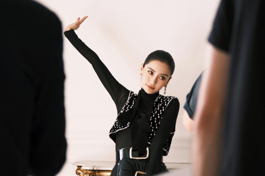 Angelababy黑裙造型亮相 宛如复古名伶