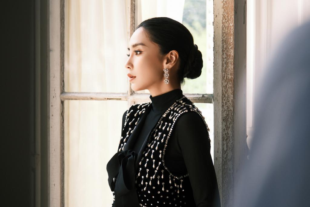 Angelababy黑裙造型亮相 宛如复古名伶