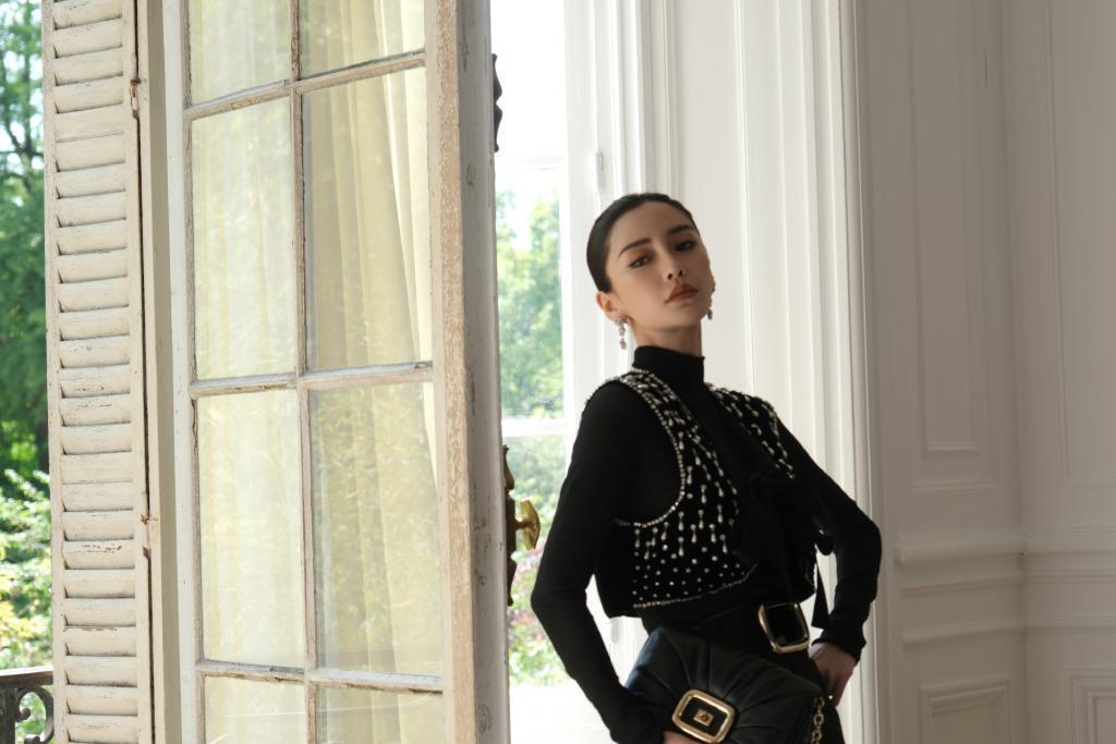 Angelababy黑裙造型亮相 宛如复古名伶